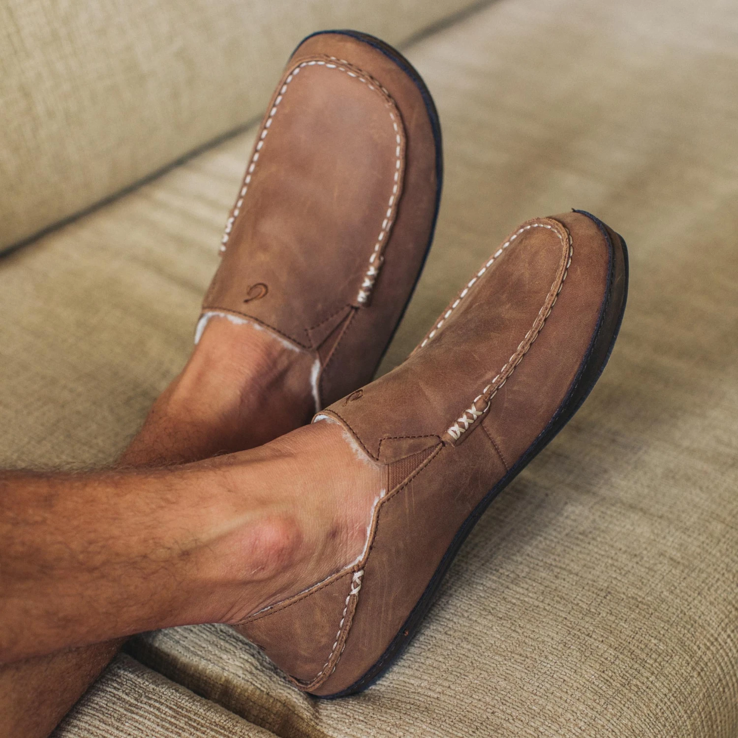 OluKai Moloā Slipper – Toffee / Dark Wood - Image 3