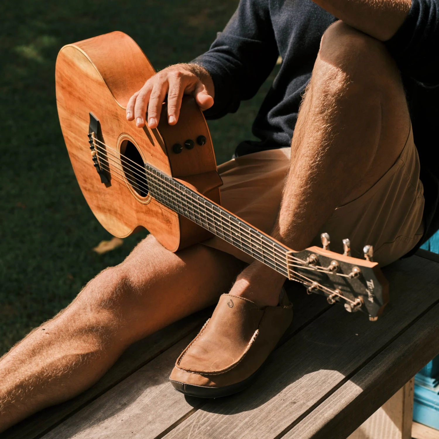 OluKai Moloā Slipper – Toffee / Dark Wood - Image 6