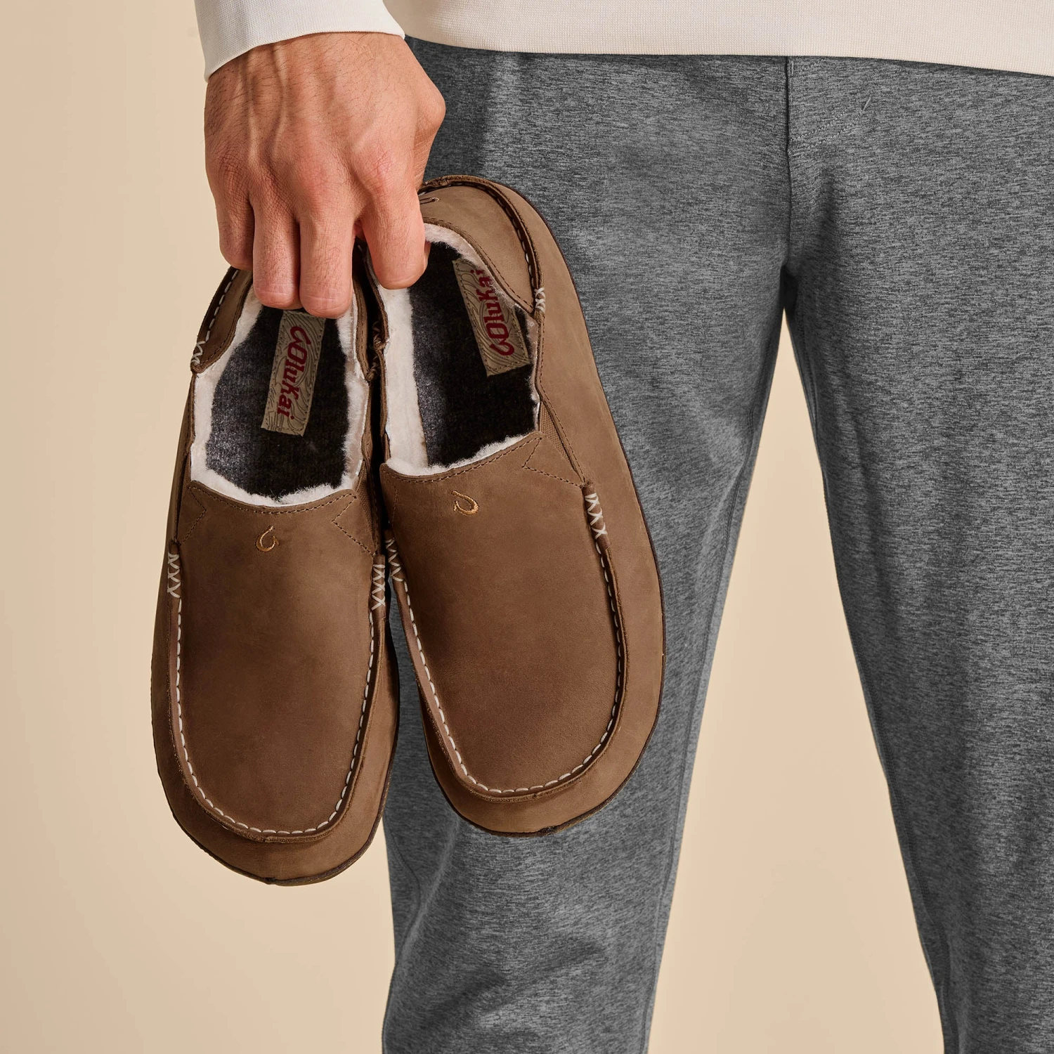 OluKai Moloā Slipper – Toffee / Dark Wood - Image 4