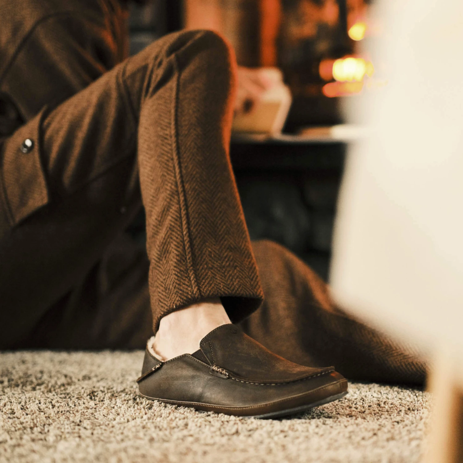 OluKai Moloā Slipper – Dark Wood - Image 4