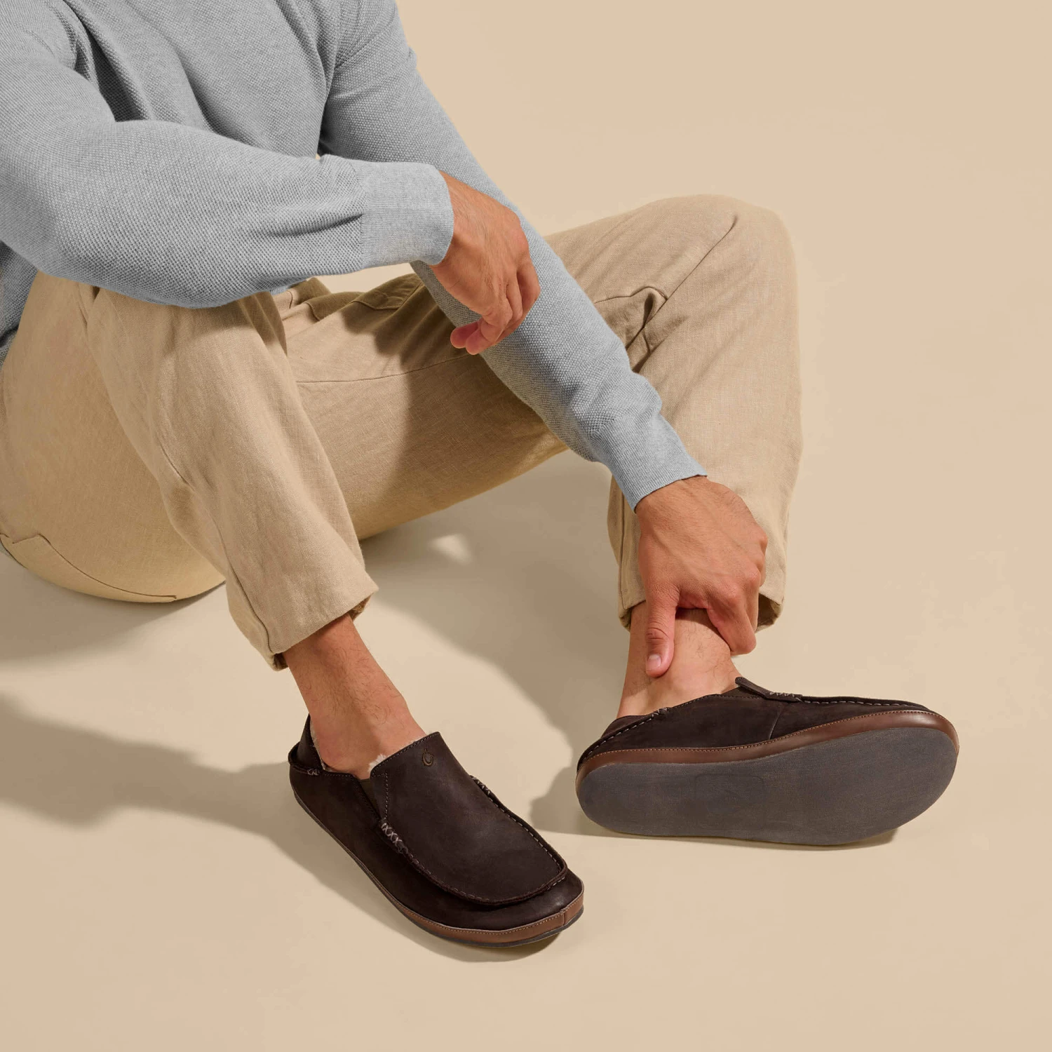 OluKai Moloā Slipper – Dark Wood - Image 5