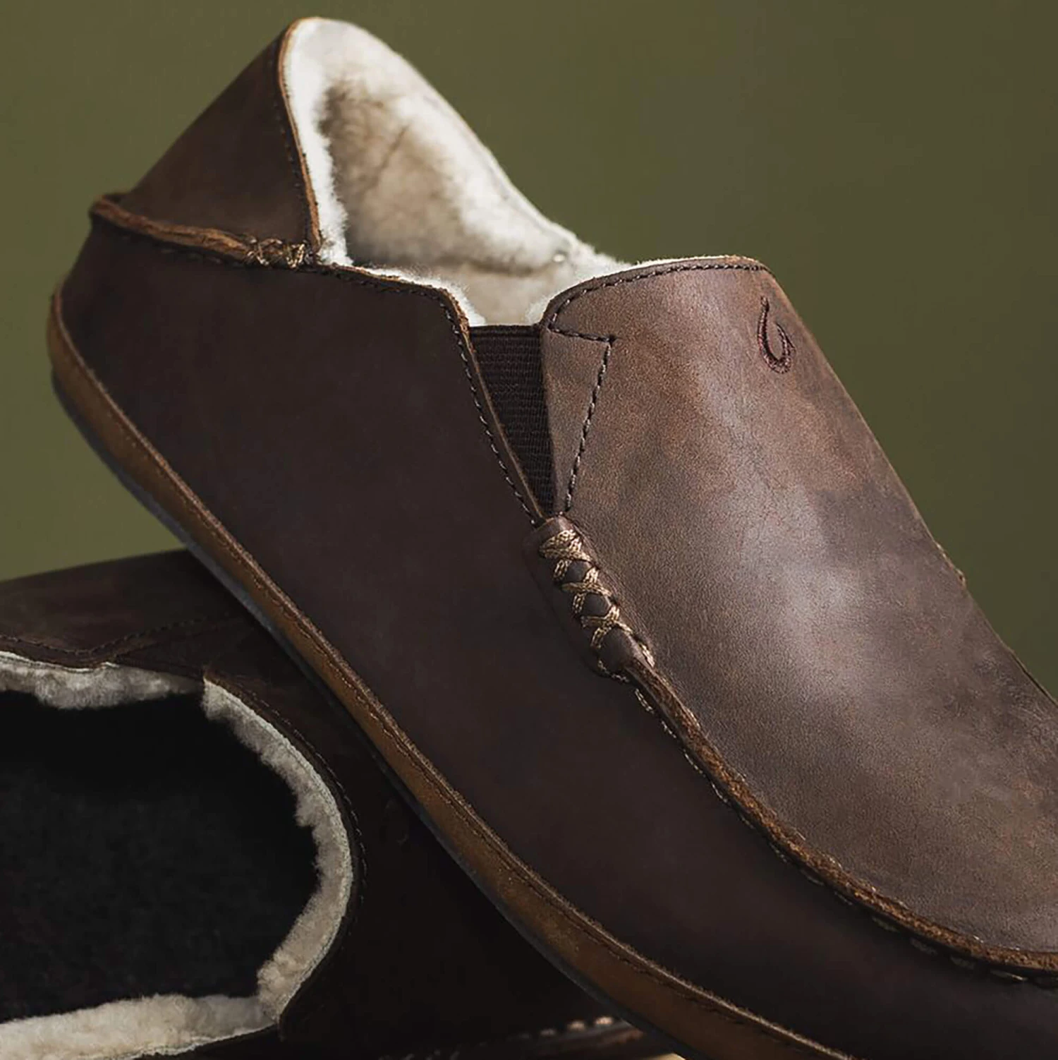 OluKai Moloā Slipper – Dark Wood - Image 3