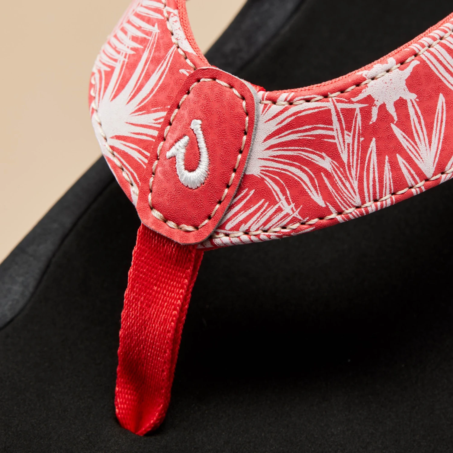OluKai 'Ohana – Lehua Flower / Onyx - Image 2