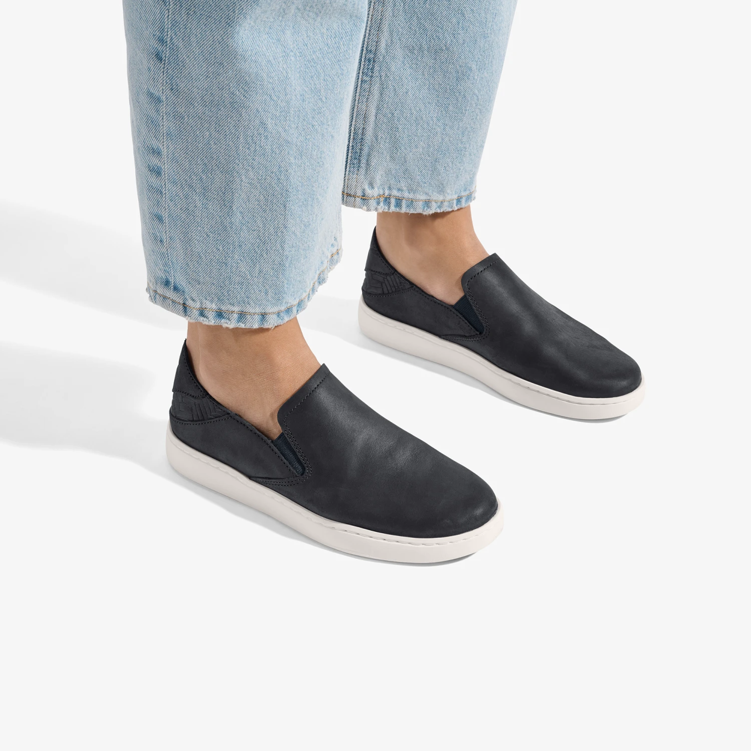 OluKai Pehuea Leather-Onyx / Onyx - Image 2