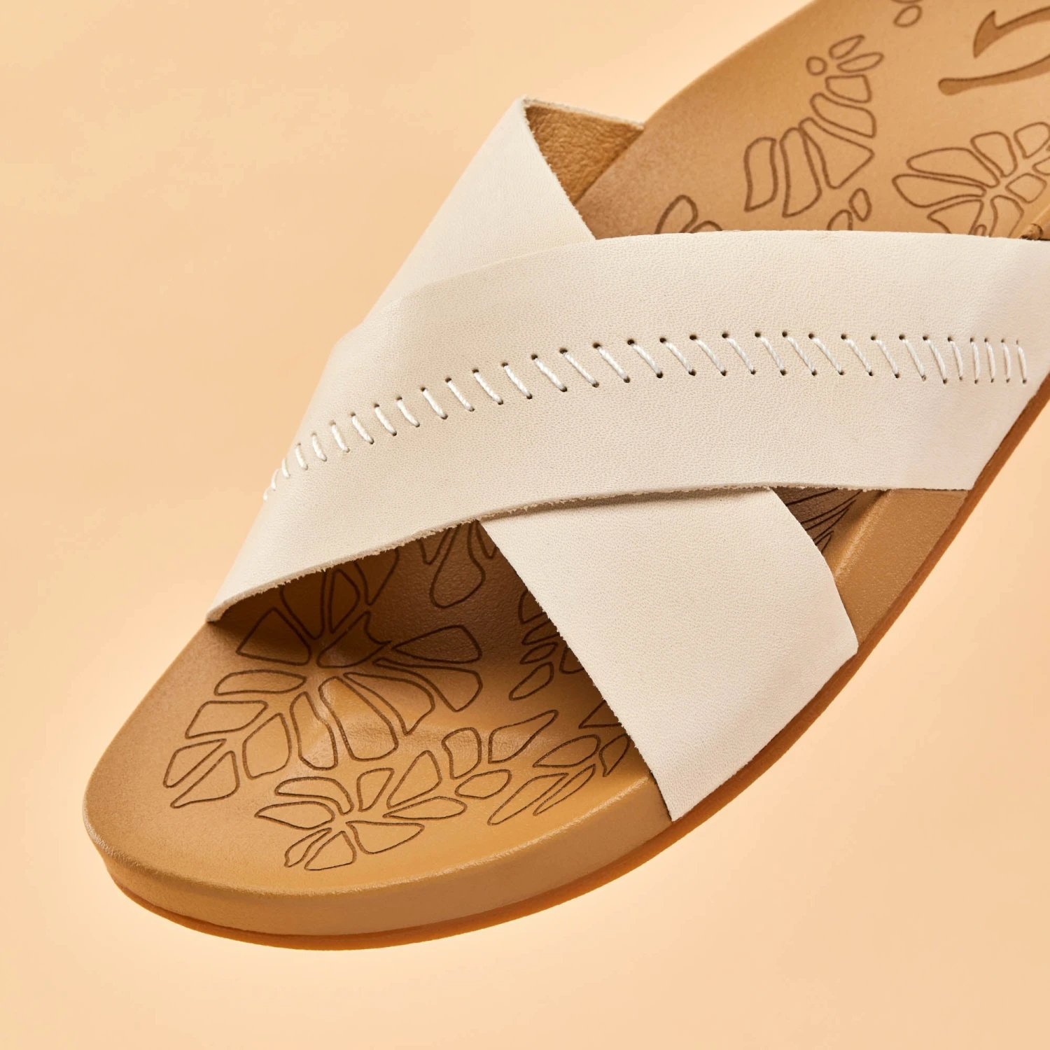 OluKai Kīpe'a 'Olu – Puka / Tan - Image 3