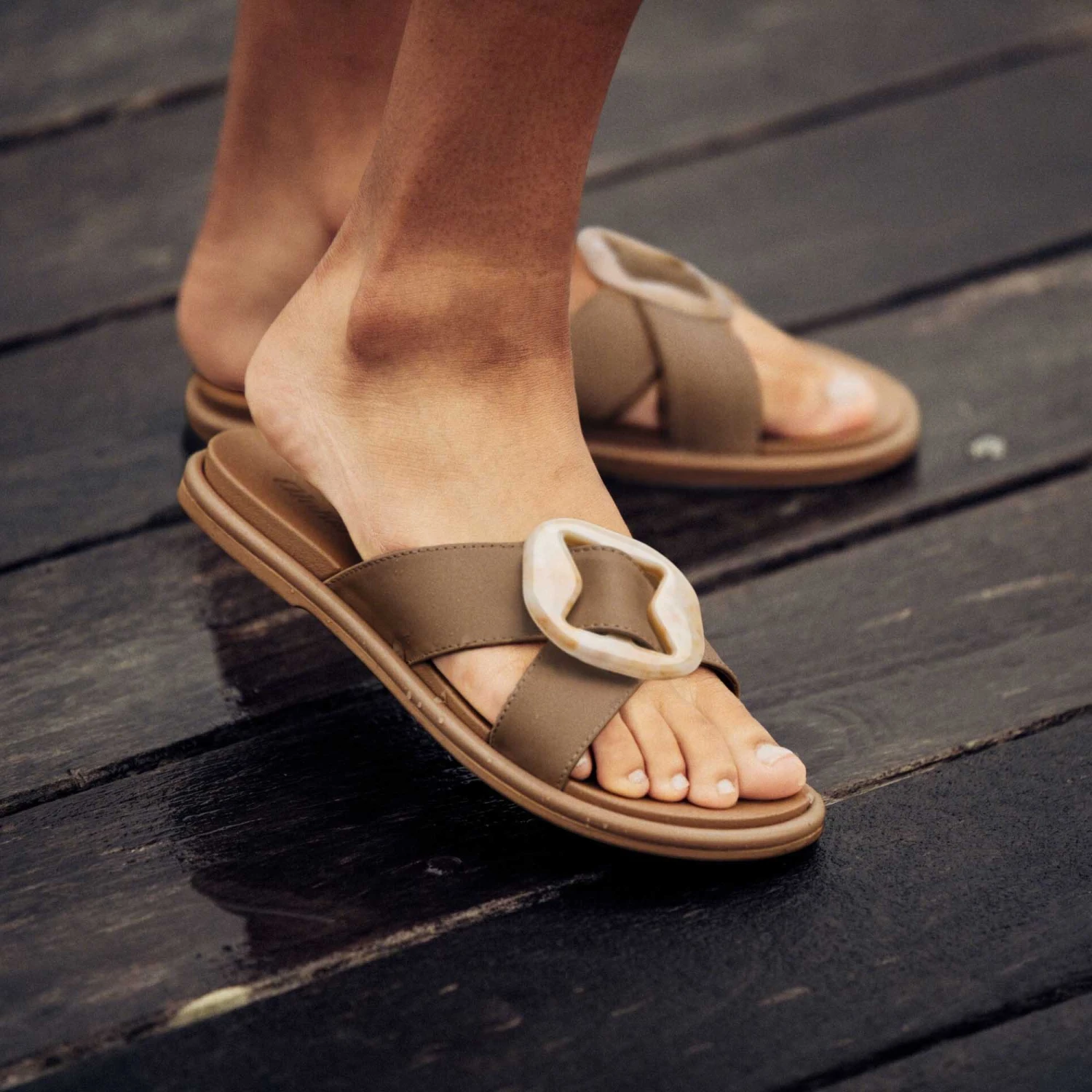 OluKai La'i Slide – Tan - Image 2