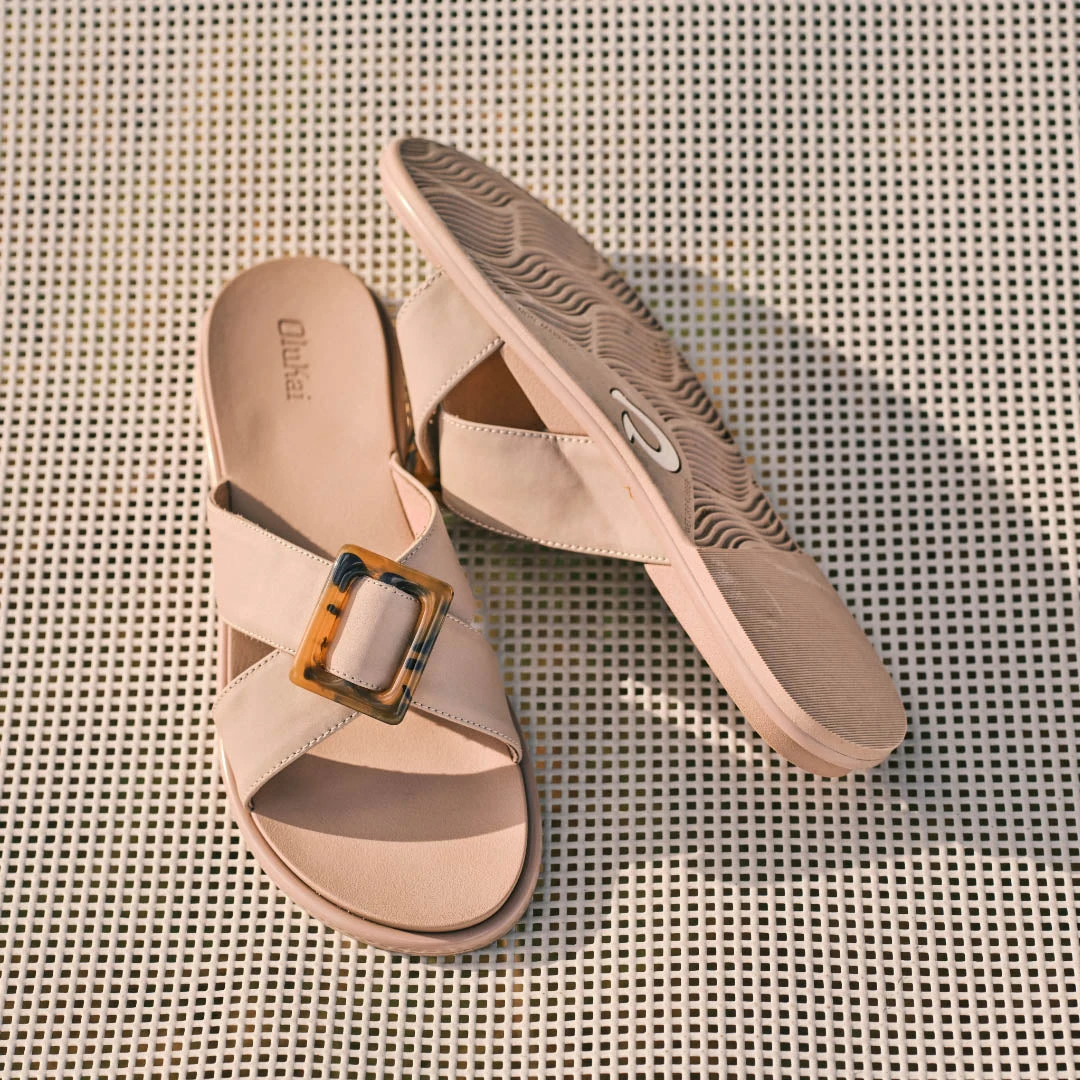 OluKai La'i Slide – Taupe - Image 7