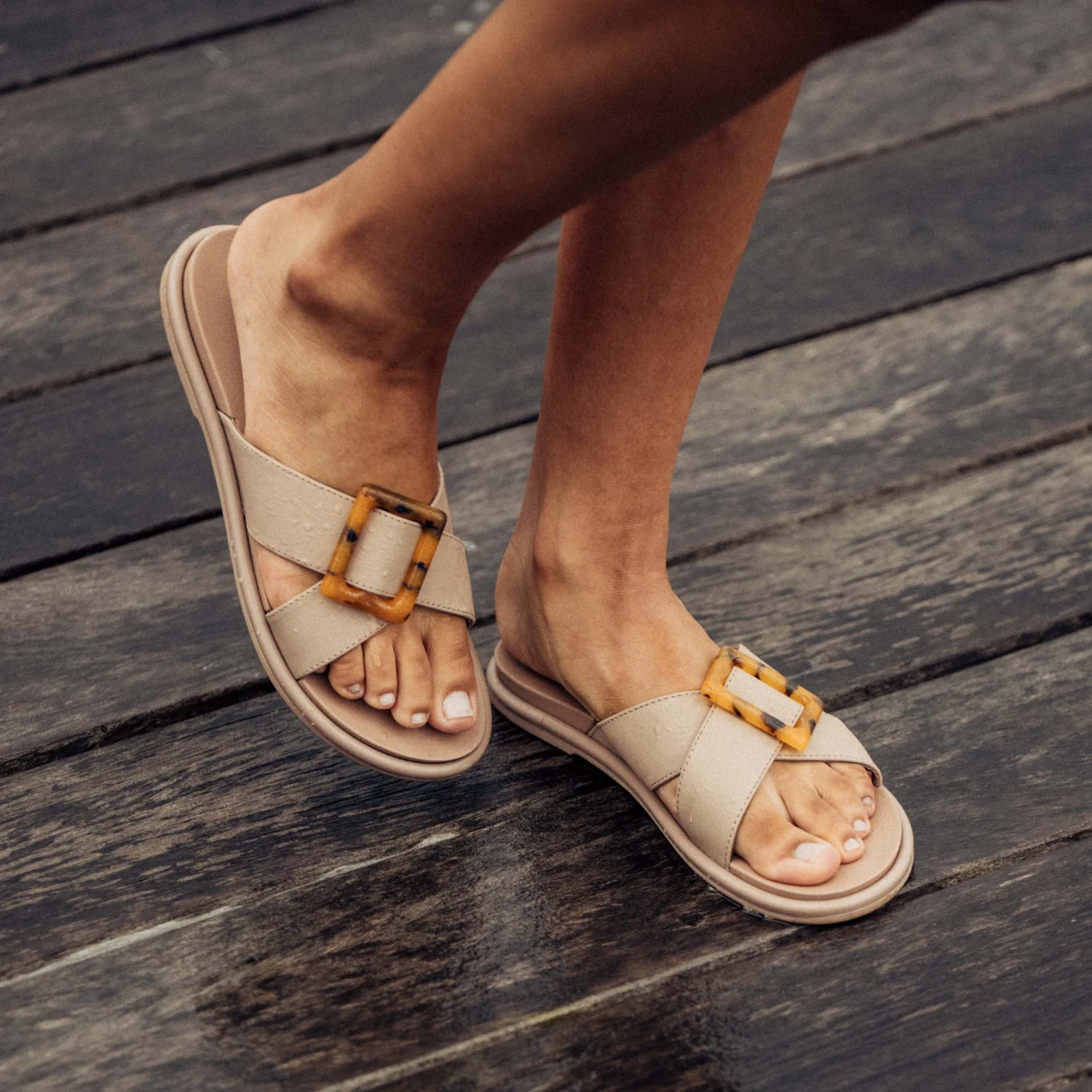 OluKai La'i Slide – Taupe - Image 2