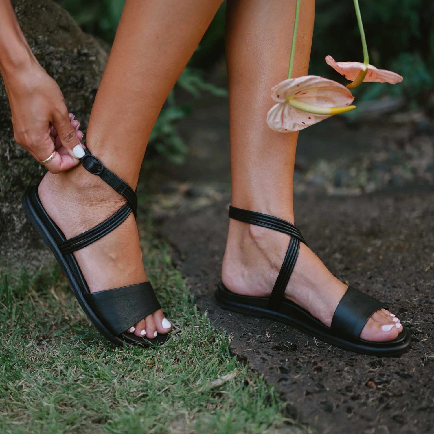 OluKai Tiare Wrap – Black - Image 2