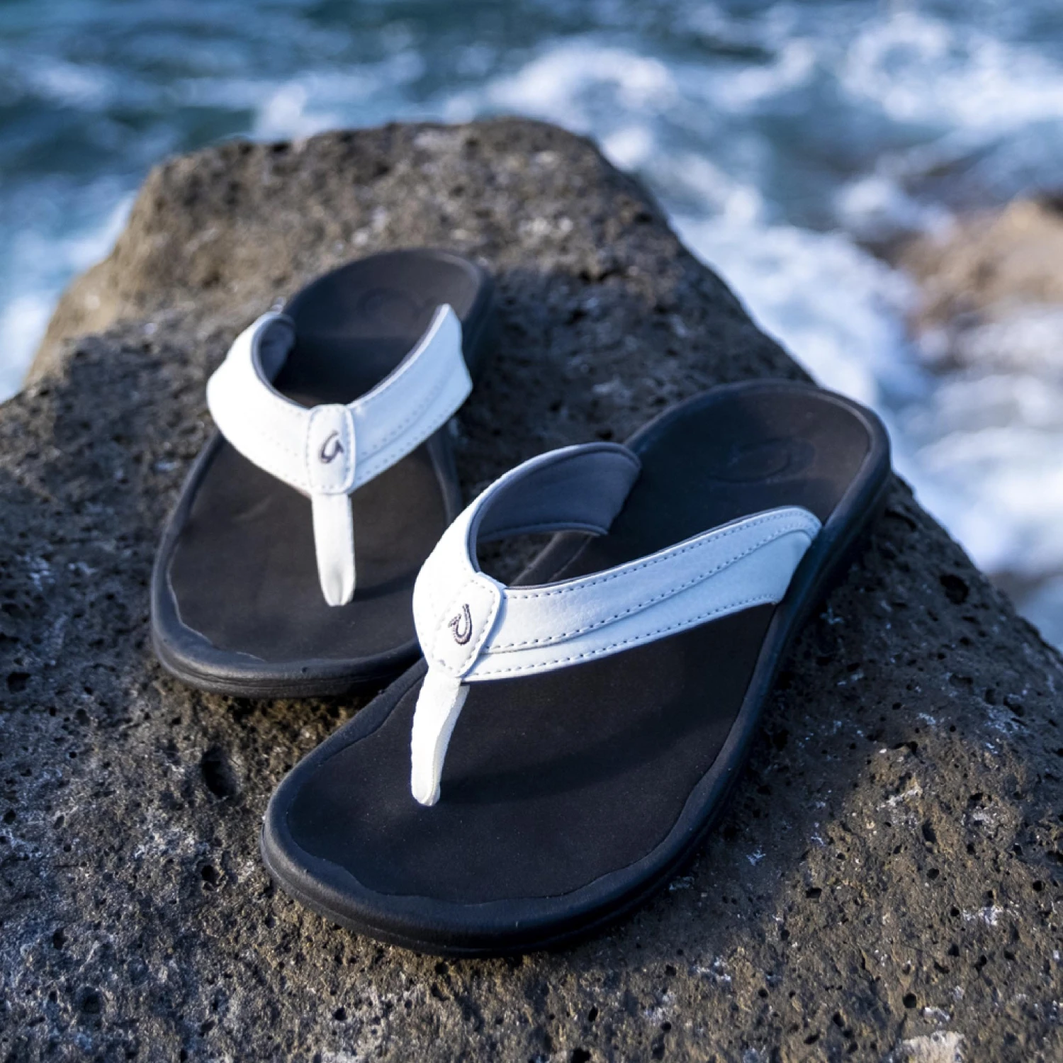 OluKai 'Ohana – White / Black - Image 3