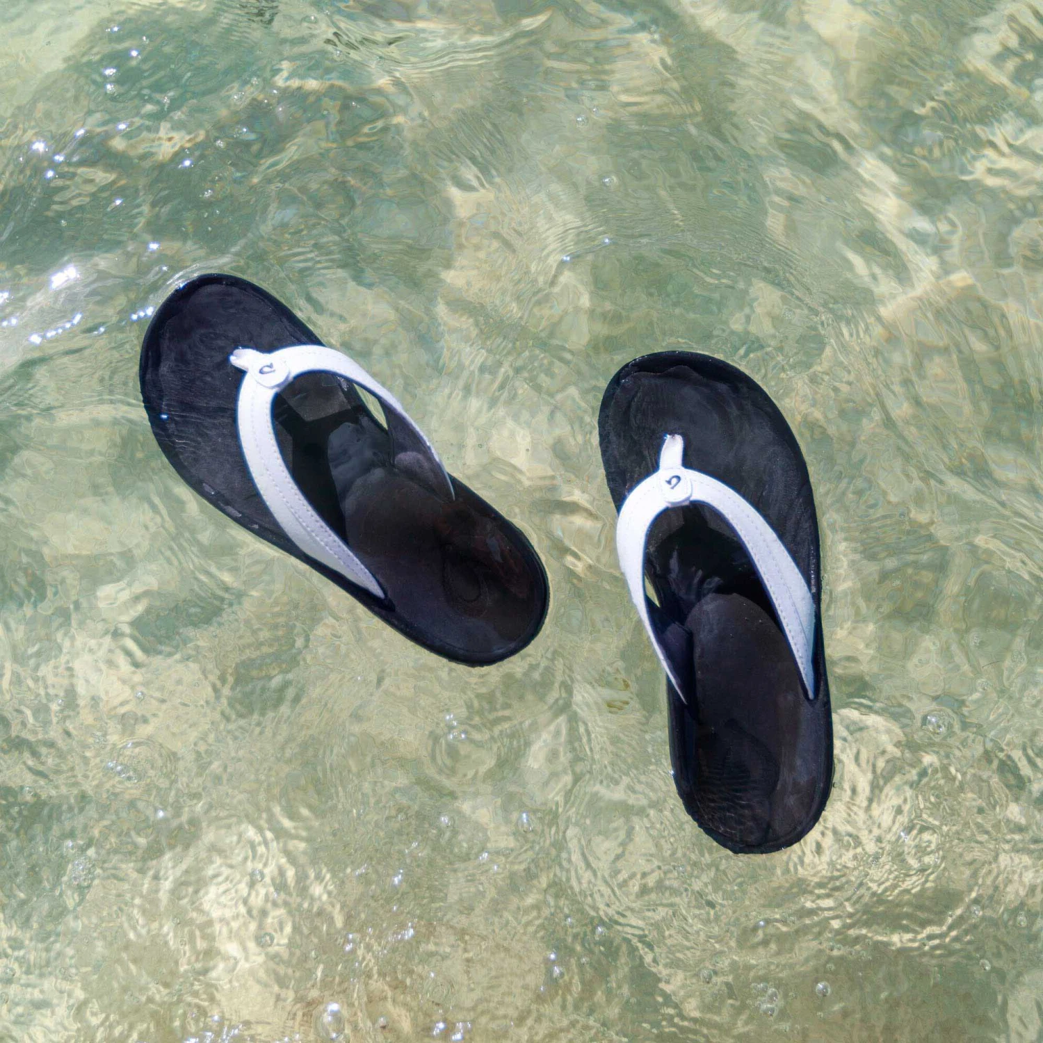 OluKai 'Ohana – White / Black - Image 4